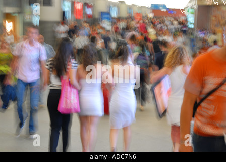 Menschen zu Fuß mit bagages Stockfoto