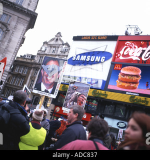 Piccadilly Circus Anti-Kriegs-Demonstration gegen den Irak Krieg DEMO am 15. Februar 2003 in London, England, UK KATHY DEWITT Stockfoto