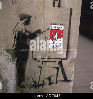 Nicht mehr Krieg Plakat geklebt auf Banksy Künstler Staffelei Schablone Southbank London, Februar 2003 Stockfoto