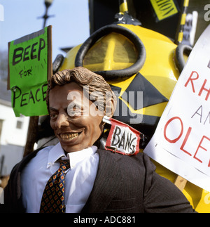 Demonstranten mit einem Tony Blair Marionettenabbild bei der Demonstration gegen den Irak-Krieg Protest in Lampeter Ceredigion Wales Großbritannien März 2003 KATHY DEWITT Stockfoto