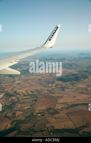 Flügel eines Flugzeugs Ryanair über Alghero, Sardinien, Italien Stockfoto