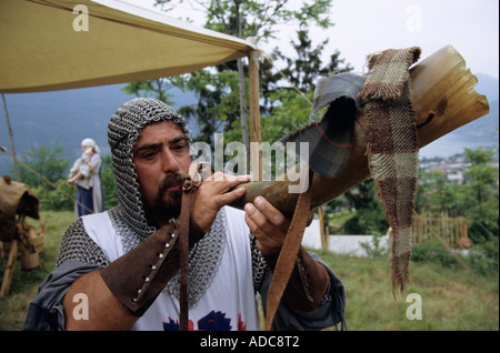 Ein Horn-Gebläse während der traditionellen historischen evozieren des Mittelalters in Sale Marasino, Italien Stockfoto