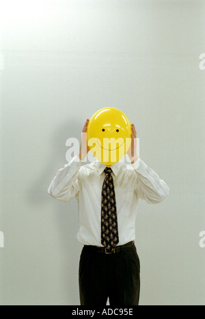 Geschäftsmann hält Smiley Gesicht Ballon ähnliche Bilder A30C74 ADC95F Stockfoto