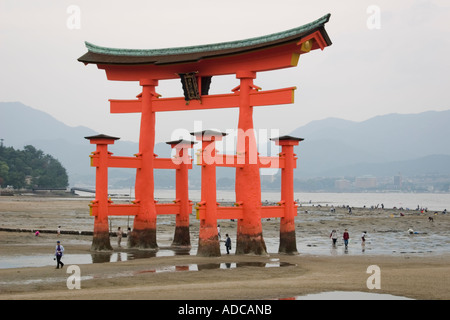 Das floating Gate Torii am Itsukushima-Schrein bei Ebbe, Insel Miyajima, Präfektur Hiroshima, Chugoku Region, Japan Stockfoto