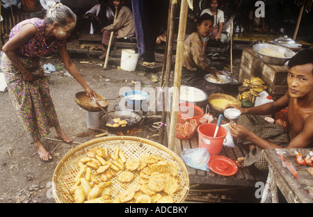 Eine Straße stall verkaufen gebratene Bananen in Birma, 1996 Stockfoto