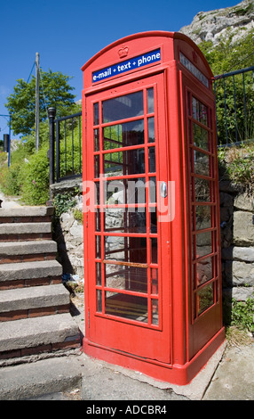Traditionelle rote Telefonzelle mit e-Mail Text und Telefon-Diensten Llandudno Great Orme Wales UK aktiviert Stockfoto