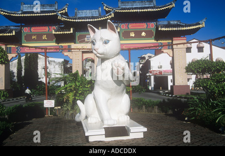 Statue von einer weißen Katze in Kuching, Sarawak, Malaysia Stockfoto