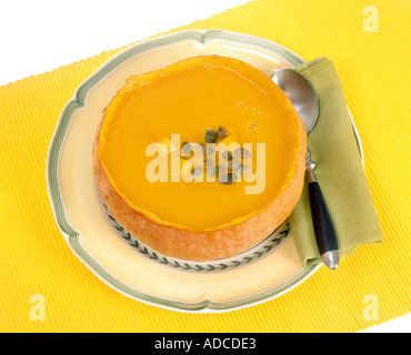 servieren die Pumpkinsoup mit gerösteten Pumpkinseed Winter Suppe in einem Topf Kürbis schälen Haut natürliche Stockfoto