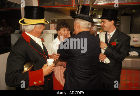 Hungerford Hocktide, Berkshire, Großbritannien. Zweiter Dienstag nach Ostern. 1980s GB. Tuttimen küsst die Mädchen im Austausch für eine Orange. HOMER SYKES Stockfoto