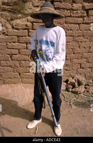 Dogon Dorf, Jäger mit Steinschloss Gewehr, Mali Stockfoto