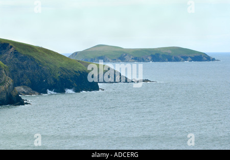 Blick auf Küste mit Blick auf Insel Cardigan aus Mwnt Pembrokeshire West Wales UK Stockfoto