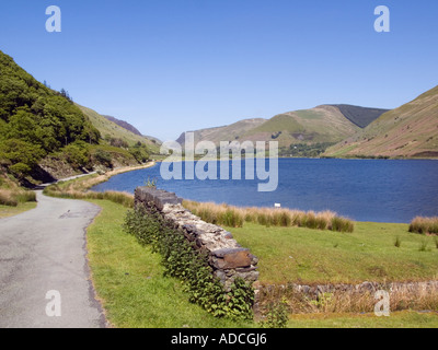 Tal-y-Llyn See mit einspurigen Straße im südlichen Snowdonia National Park im Sommer. Abergynolwyn Gwynedd Mitte Wales UK Großbritannien Stockfoto