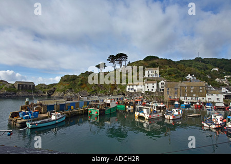 Angelboote/Fischerboote vertäut im Hafen von Polperro Stockfoto