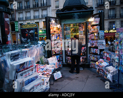 Zeitungskiosk kiosk Kiosk am Place de Clichy in Montmartre Paris Frankreich Stockfoto