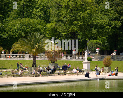 Viele Menschen entspannen und eine Pause im Jardin du Luxembourg City Park in Paris Frankreich Europa Stockfoto