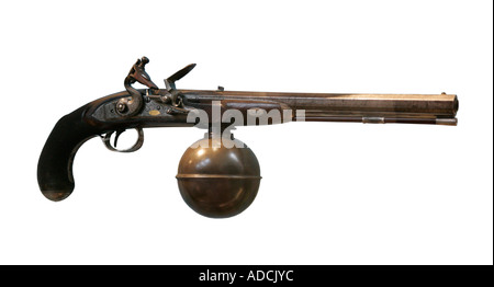 Antike alte altmodischen Pistole Waffenkammer Feuerwaffe Trigger Shoot weißen Hintergrund Ausschnitt clipping soliden Hintergrund einfach eine einzige Luft Stockfoto