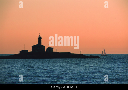 SV Ivan Leuchtturm aus dem Jahre 1853 befindet sich auf dem am weitesten entfernten Inselchen der kleinen Inseln vor Rovinj Stockfoto