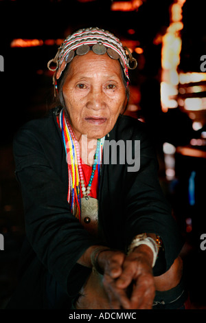 Akha Seniorin bei einer Minderheit Dorf, Goldenes Dreieck, Thailand. Stockfoto