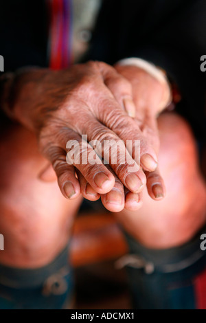 Akha Seniorin bei einer Minderheit Dorf, Goldenes Dreieck, Thailand. Stockfoto