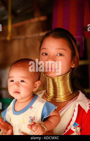 Porträt eines Padaung Mutter und Kind in einem Dorf in Chiang Rai, Thailand, Südostasien. Stockfoto