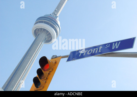 CN Tower Toronto Kanada mit Ampeln und Straßenschild im Vordergrund Stockfoto