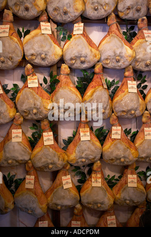 Schinken hängen in einem Geschäft in Norcia, Verkauf von lokalen produzieren Umbrien Italien NR Stockfoto