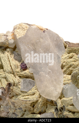 Mineral Topas, weiß-blauen Topas Kristallen übersät in Glimmer Platten, Goonbarrow China Tongrube, St. Austell, Cornwall, England Stockfoto