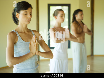 Yoga Klasse stehen im Gebet position Stockfoto