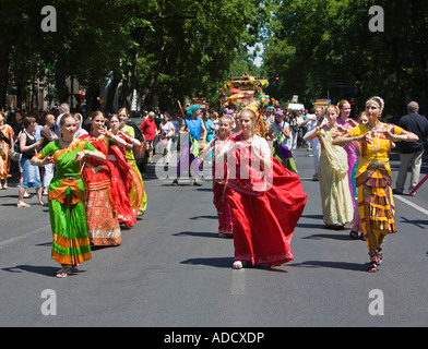 Hare-Krishna Tänzerinnen Teilnahme an Sommer-Parade durch die Straßen der Innenstadt von Budapest, Ungarn. Juli 2007 Stockfoto