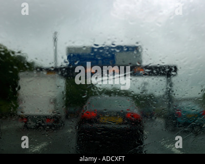 Regen Sie auf M25 Autobahn Schwerverkehr Stockfoto