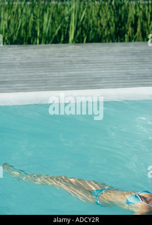 Frau auf Rücken im Pool, Hals abwärts, erhöhte Ansicht treiben Stockfoto