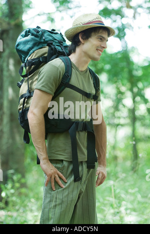 Junge Wanderer stehend im Wald, Porträt Stockfoto