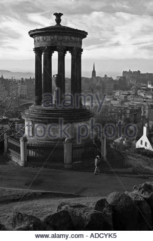 Dugald Stewart Monument in b + w vom Calton Hill, Edinburgh Schottland Stockfoto