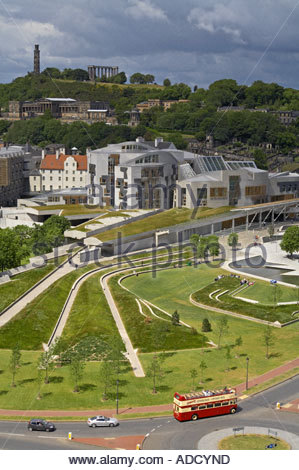 Ein Blick auf das schottische Parlament, mit einem komfortablen Bus in den Vordergrund und Calton Hill im Hintergrund Stockfoto