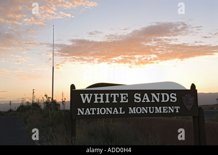 Ortseingangsschild bei Sonnenaufgang im White Sands National Monument in New Mexiko Stockfoto