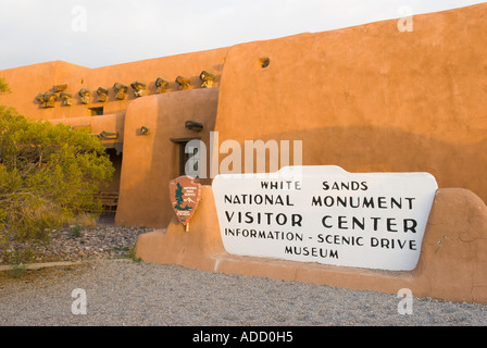 Visitor Center mit Schild bei Sonnenaufgang im White Sands National Monument in New Mexiko Stockfoto