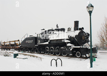 Baldwin Dampflok Nummer 25 in ein Winter-Schnee-Sturm in der Innenstadt von Flagstaff, Arizona Stockfoto