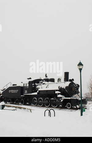 Baldwin Dampflok Nummer 25 in ein Winter-Schnee-Sturm in der Innenstadt von Flagstaff, Arizona Stockfoto