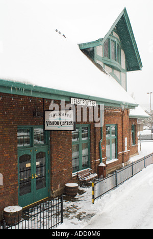 Flagstaff Visitor Center und Bahnhof bedeckt im Winterschnee liegt auf der historischen Route 66 im nördlichen Arizona Stockfoto