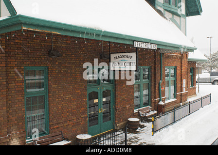 Flagstaff Visitor Center und Bahnhof bedeckt im Winterschnee liegt auf der historischen Route 66 im nördlichen Arizona Stockfoto