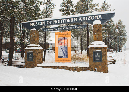 Ortseingangsschild, Museum of Northern Arizona in Flagstaff im Winterschnee Stockfoto