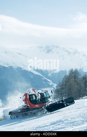 Schneepflug am Berghang Stockfoto