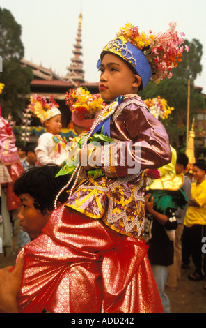 Jungen, verkleidet als Fürsten auf Schultern getragen Poy Sang lange die Weihe von Novizen Thailand Mae Hong Son Stockfoto