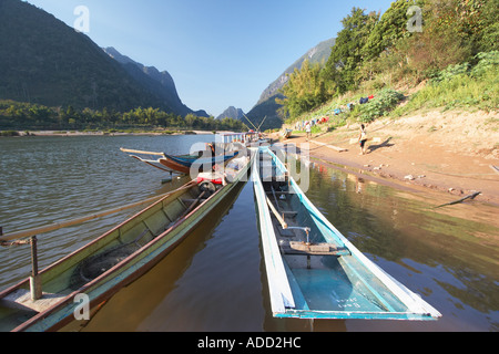 Weitwinkelaufnahme Boote vertäut am Nam Ou Fluß Stockfoto