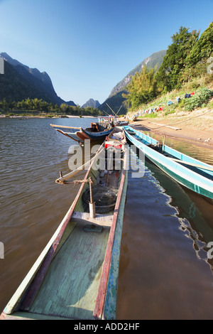 Weitwinkelaufnahme Boote vertäut am Nam Ou Fluß Stockfoto