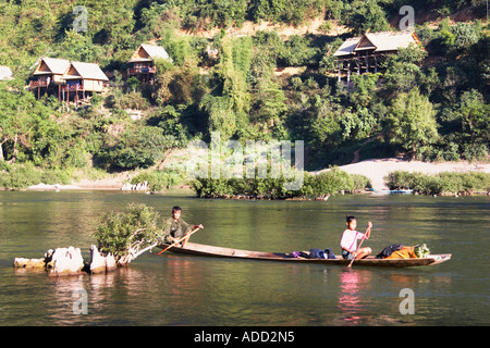 Junge und Mädchen paddeln flussabwärts Nam Ou Stockfoto