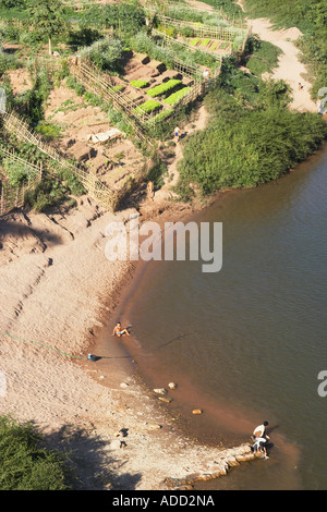 Vogelperspektive des Nam Ou Flussufer Stockfoto