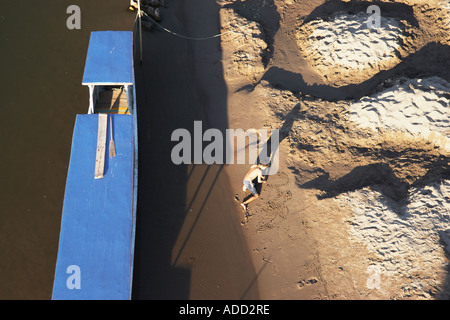 Vogelperspektive des jungen spielen im Sand Stockfoto