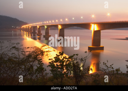 Lao japanische Brücke über den Mekong Fluss bei Sonnenuntergang Stockfoto