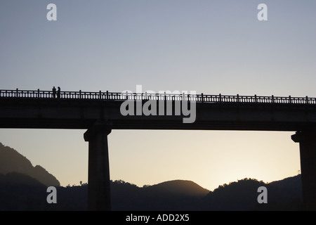 Zwei Menschen stehen auf Brücke über Nam Ou Fluss Stockfoto